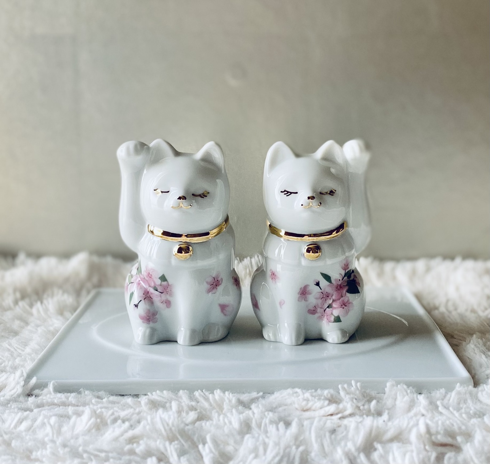 縁起のいい金の鈴を付けた桜の招き猫(ペア) 海外土産に 金彩が美しい