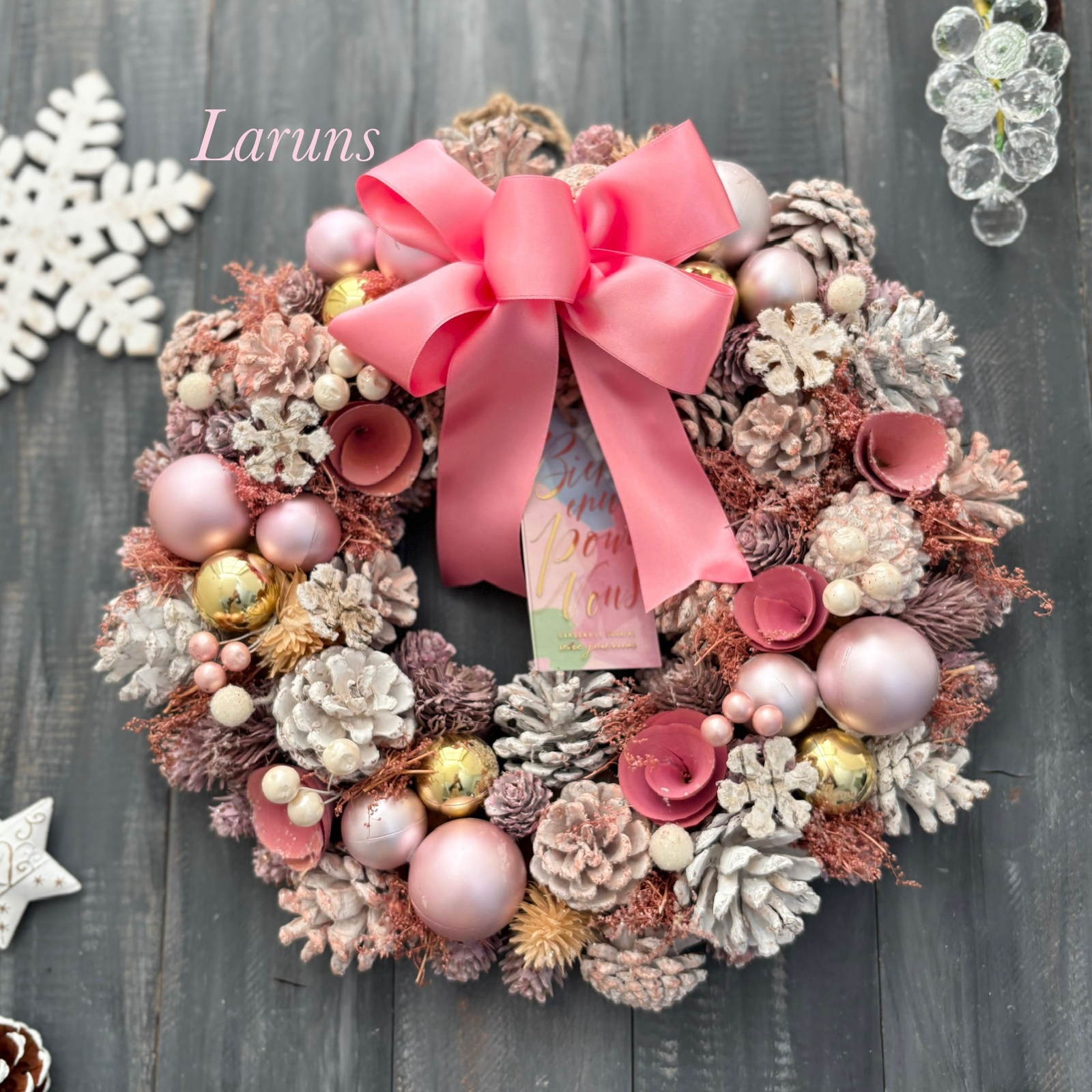 ピンククリスマスリース ピンクボールや木の実たっぷりクリスマス