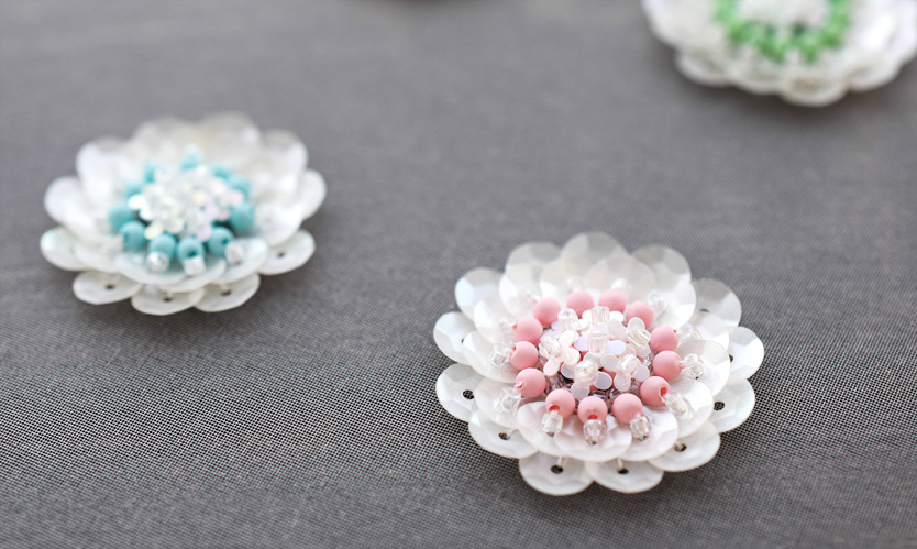 カラーパールとスパンコールの刺繍アクセサリー - オートクチュール