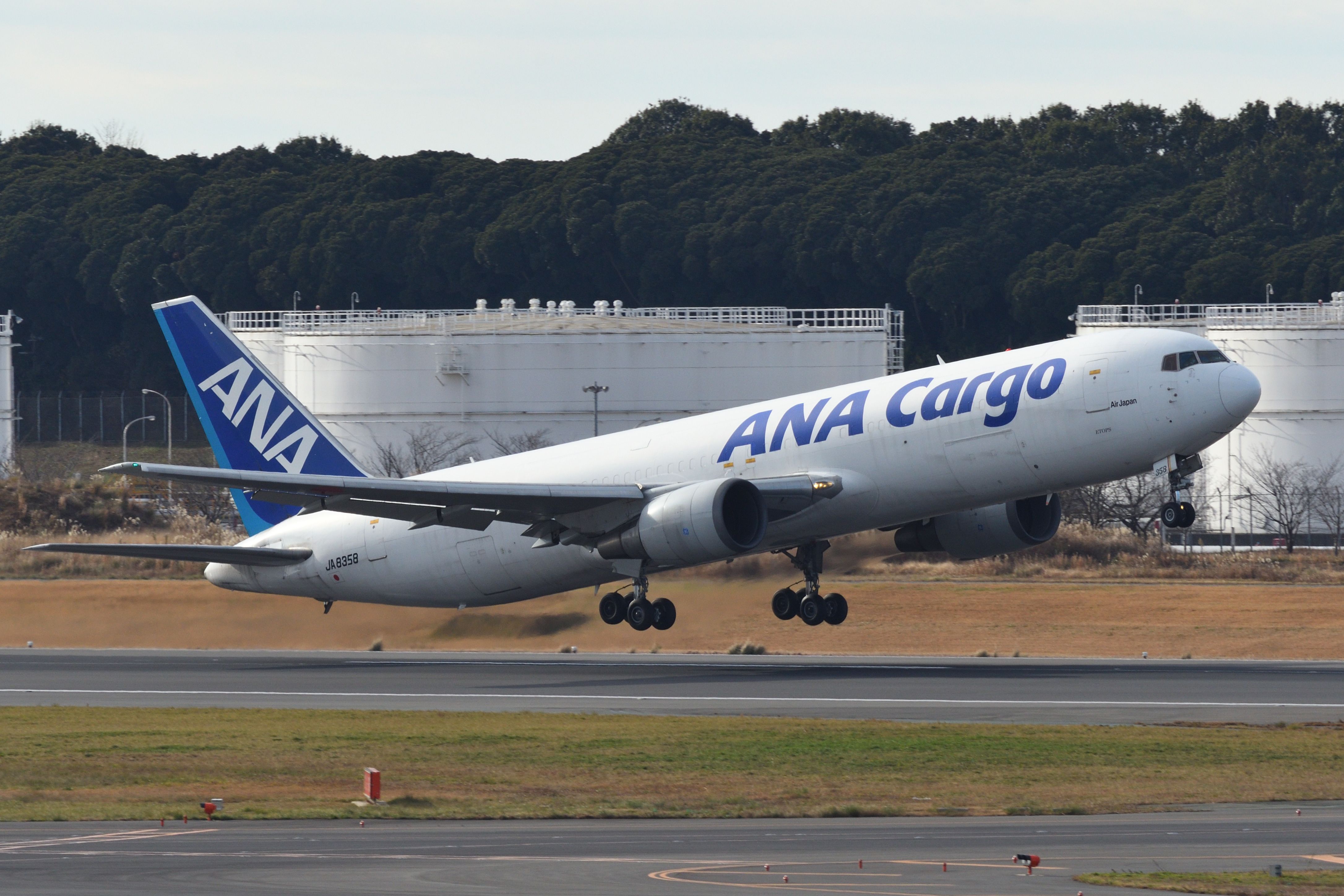The Striking Differences Between The Boeing 777 & 767 Freighters