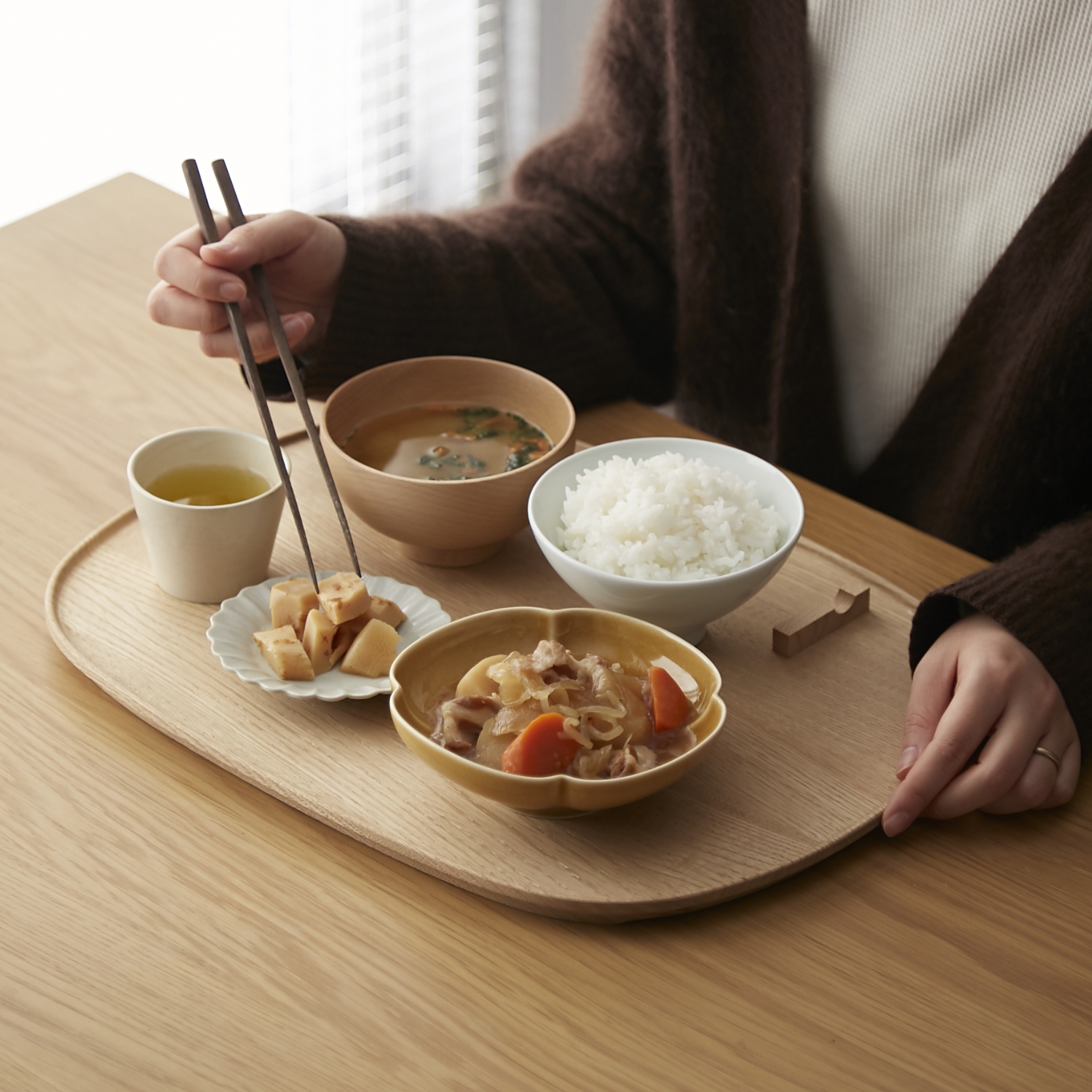 四十沢木材工芸/KITO ふくら盆 ソロ -一人前の食事が載る、運びやすく