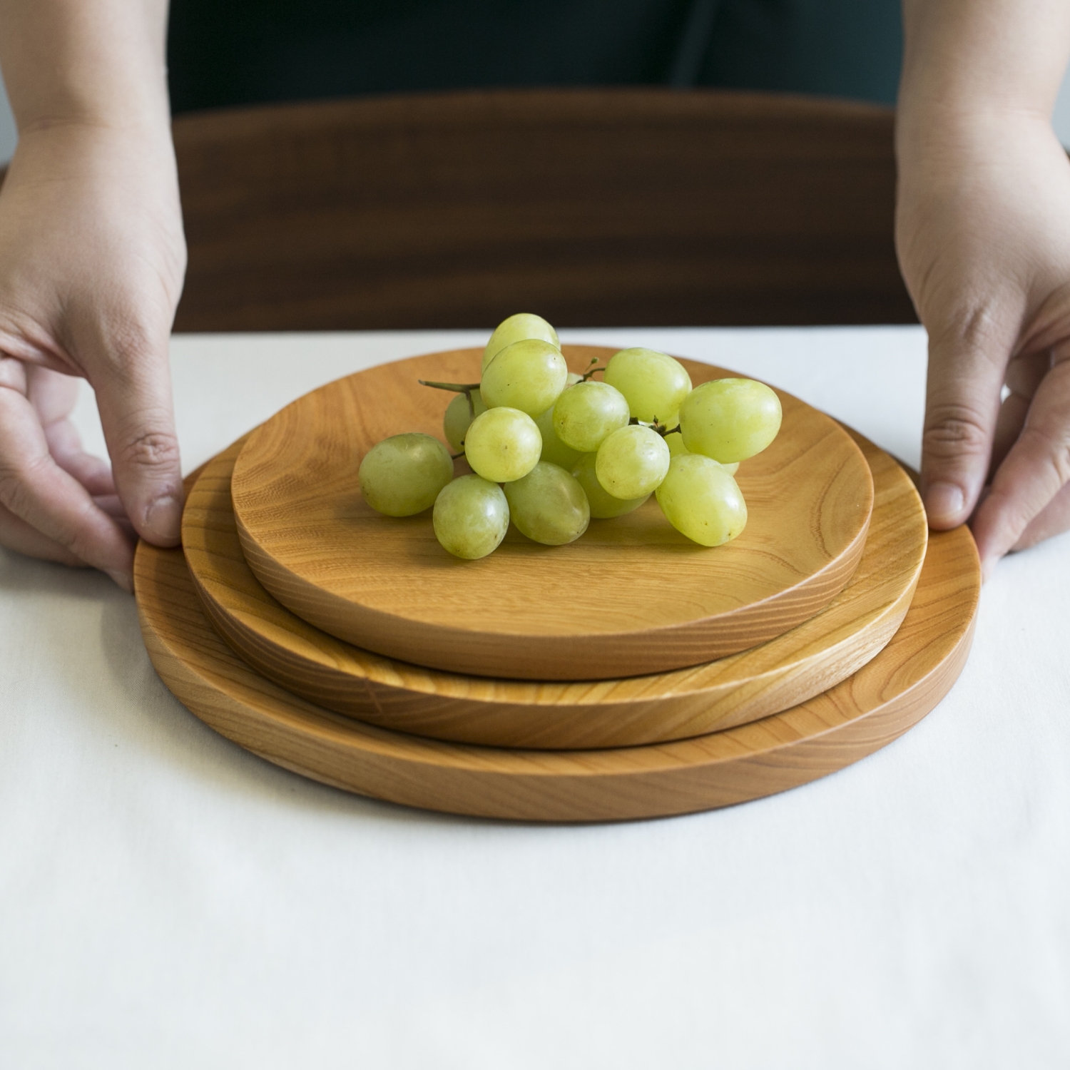 仁取皿 欅 21 -揚げ物やサラダも盛付けられる、丈夫で軽い木のお皿