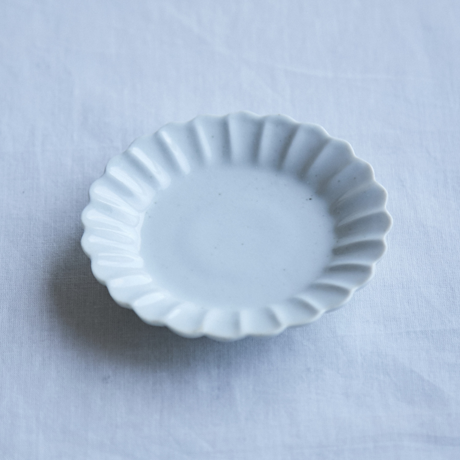 KIHARA/古白磁 菊型小皿 -素朴な風合いの、輪郭が美しい豆皿