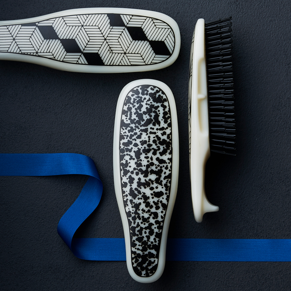 572 スカルプシャンプーブラシ アクション｜SCALP SHAMPOO BRUSH